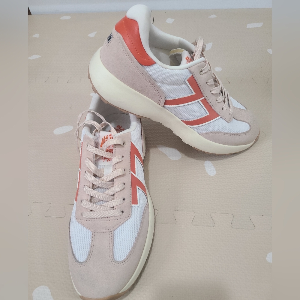 Le Tigre Beige and Orange Sneakers